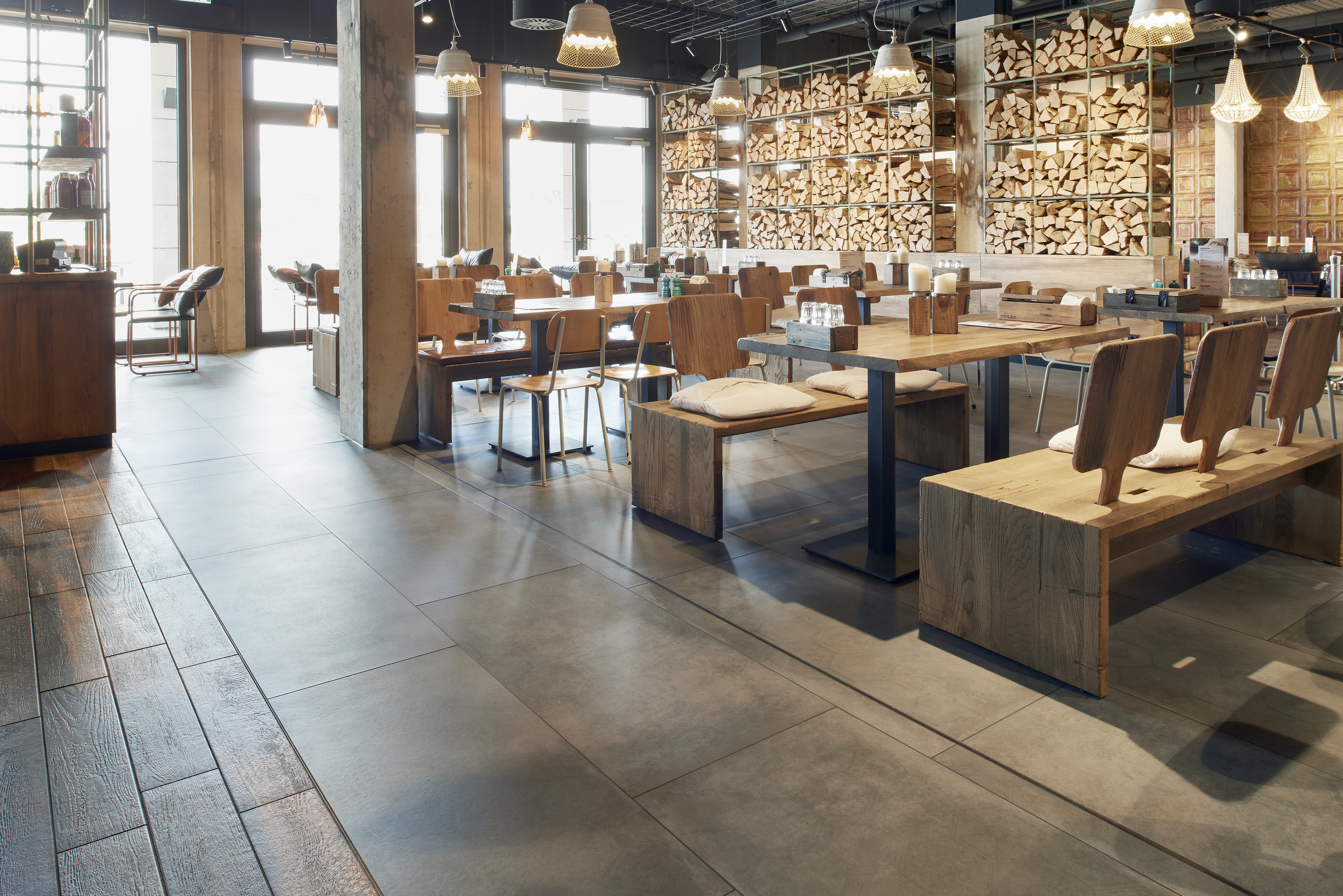 Stilvolle Bodenfliesen in Holzoptik und Betonoptik in einem modernen Interieur.