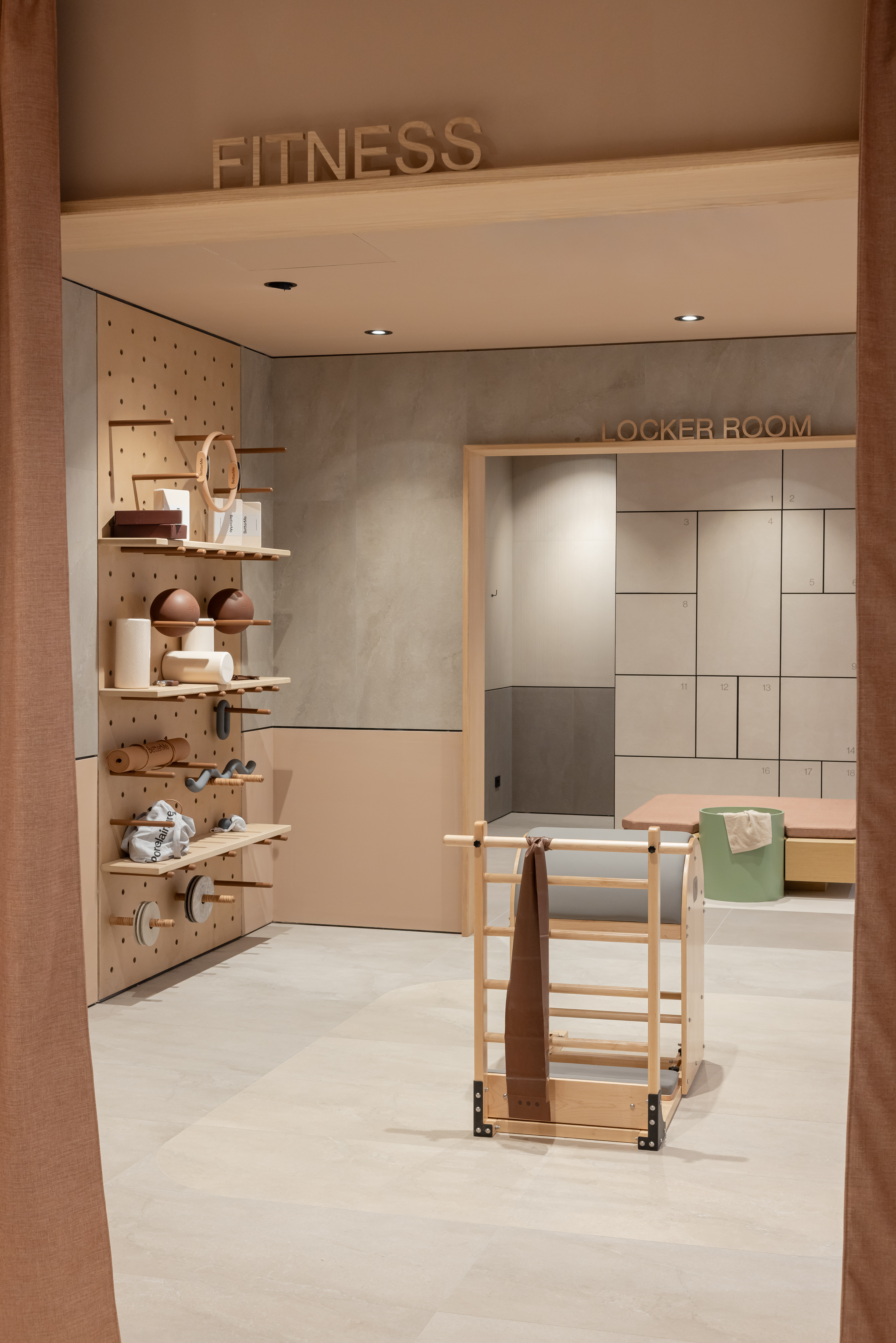 Stilvolle Bodenfliesen in hellem Beige für einen modernen Fitness- und Umkleidebereich.