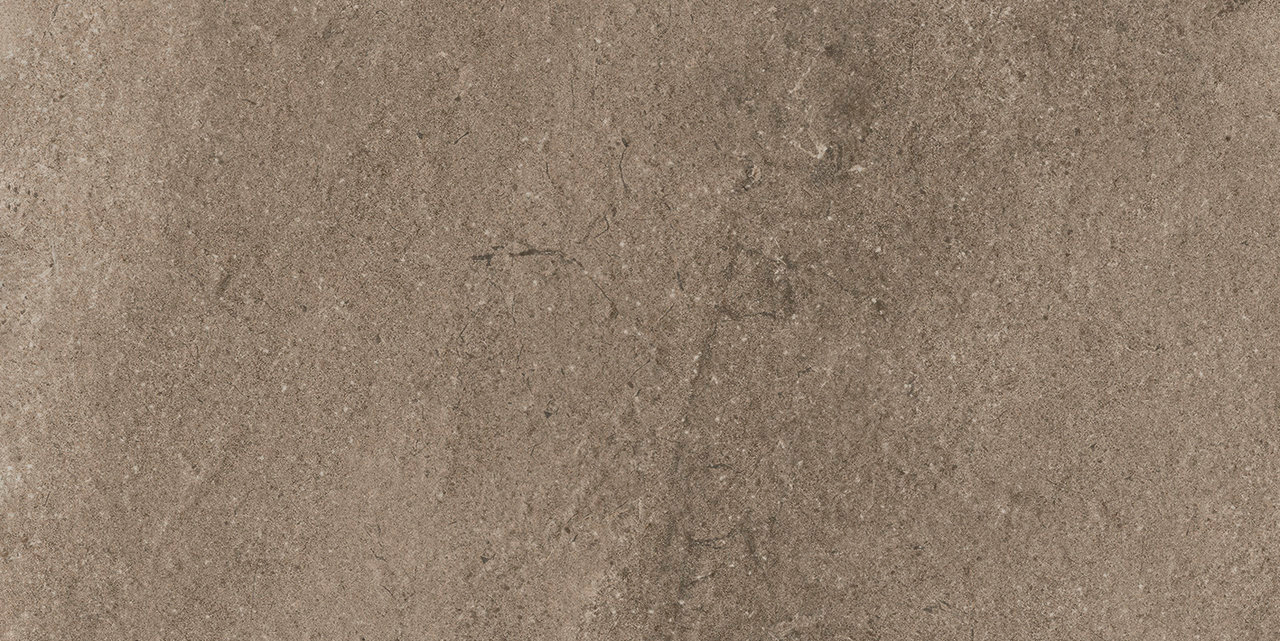 Braune Fliese mit natürlicher Steinoptik und feiner Textur.