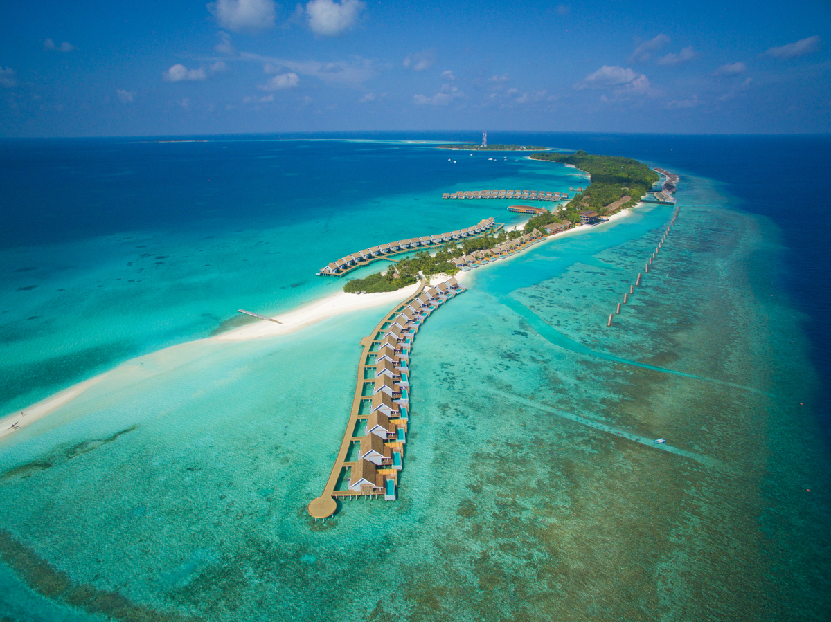 Malediven: Luxuriöses Inselresort mit Overwater-Villen im türkisfarbenen Meer.