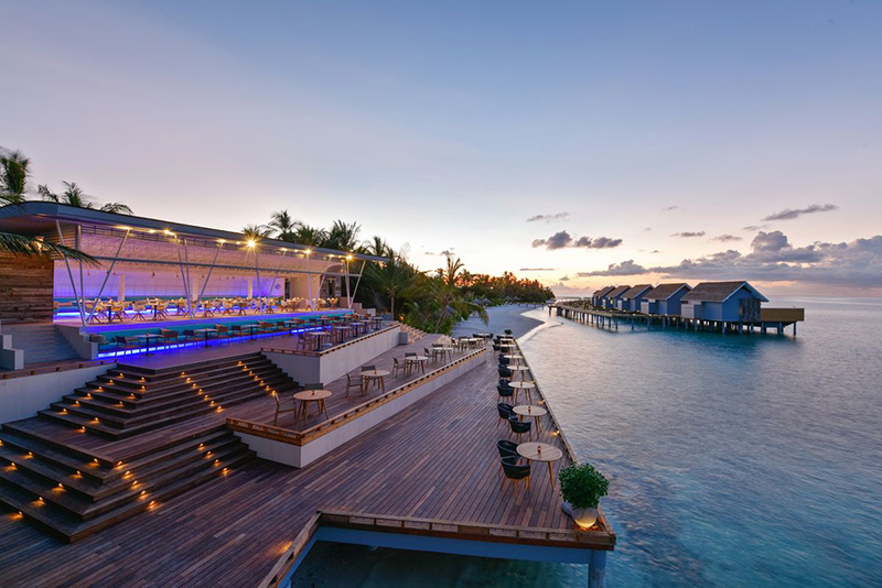 Luxuriöse Terrasse am Meer bei Sonnenuntergang, perfekt für hochwertige Outdoor-Fliesen.