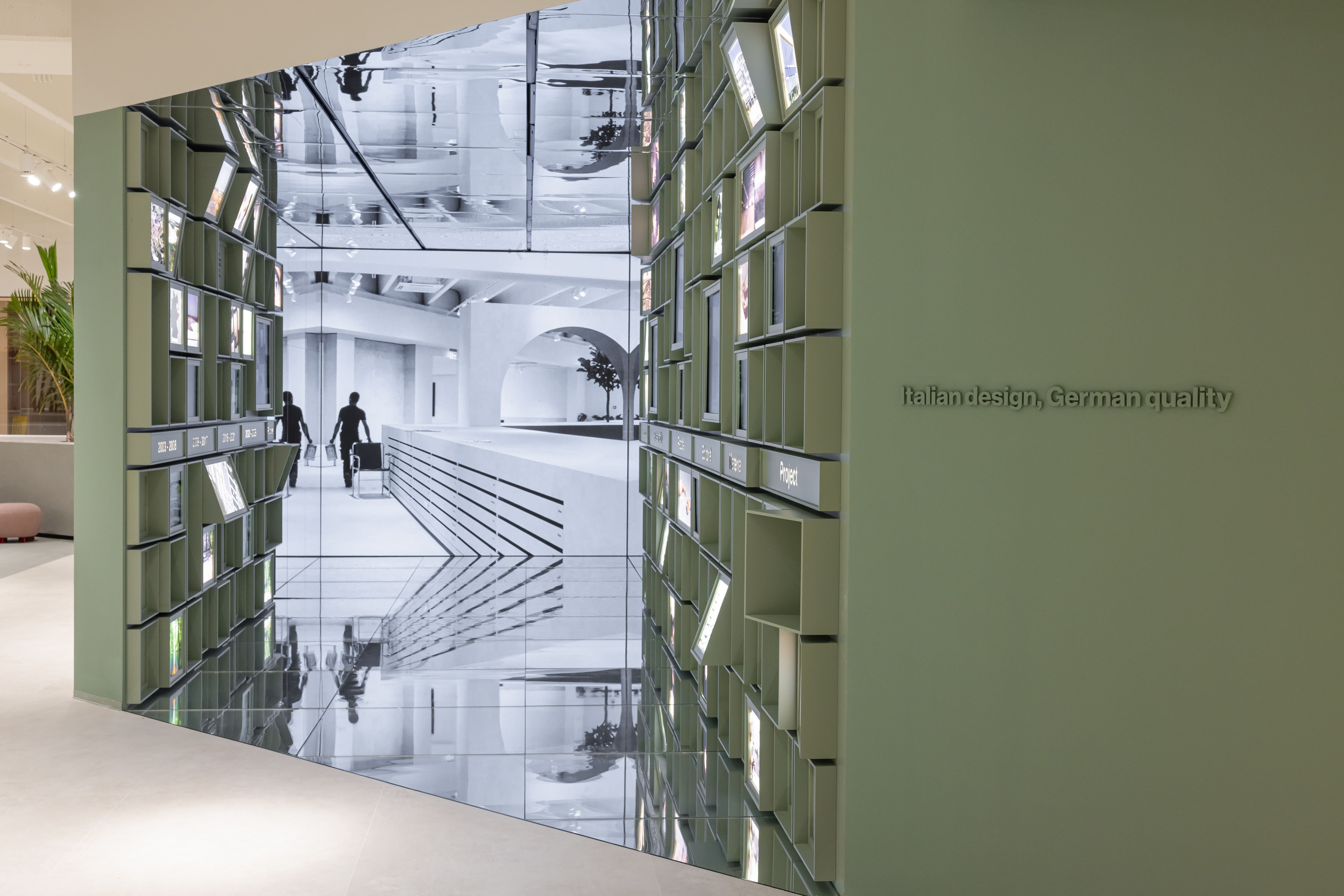 Fliesen-Showroom: Moderne Präsentation mit Digitaldisplay und 'Italian design, German quality'.