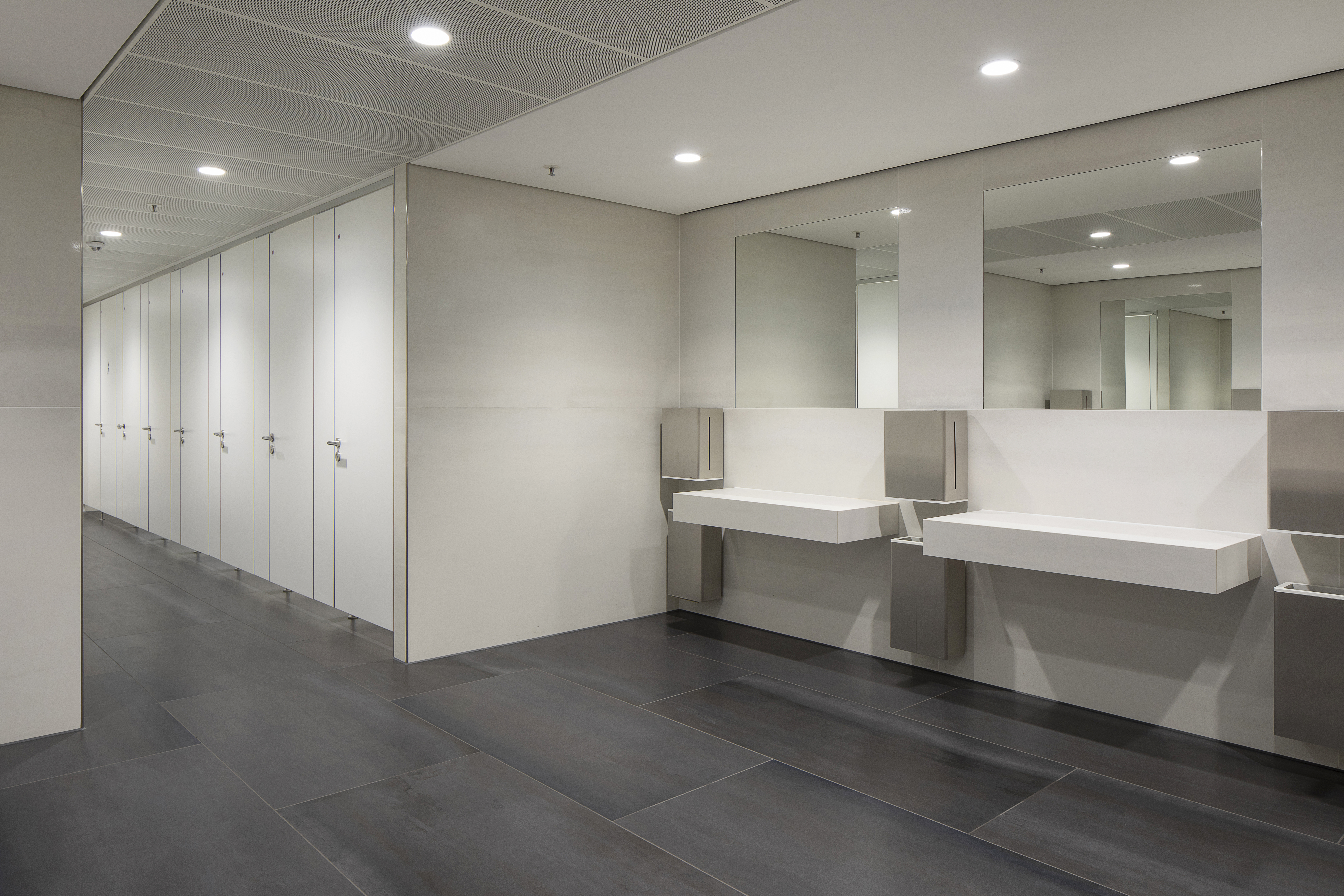 Hochwertige, großformatige Fliesen in dunklem Grau im modernen WC-Bereich.