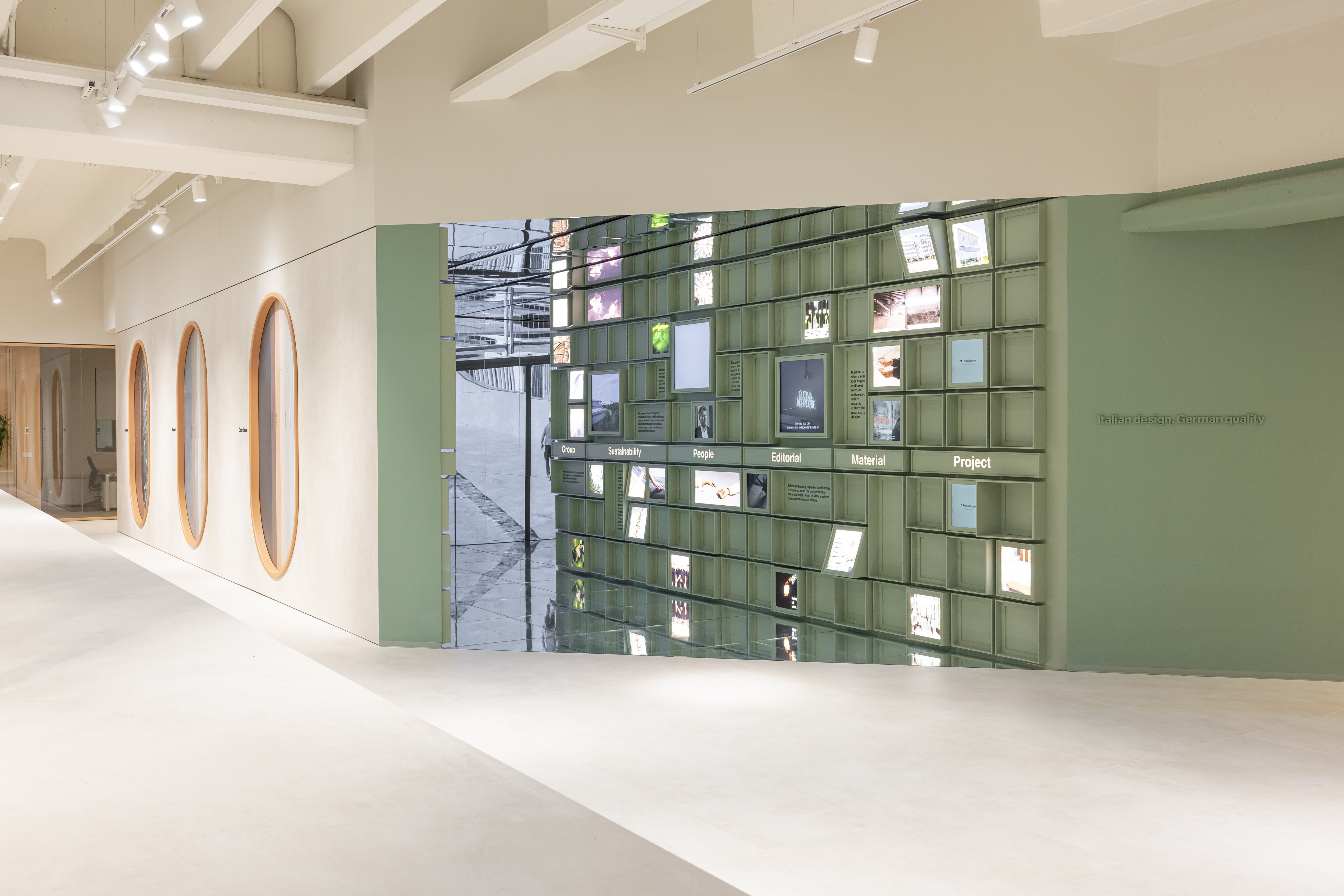 Moderner Showroom mit stilvoller grüner Displaywand für Flieseninspiration.