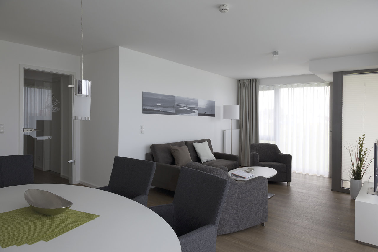 Helles Wohnzimmer mit modernen Fliesen in warmer Holzoptik.