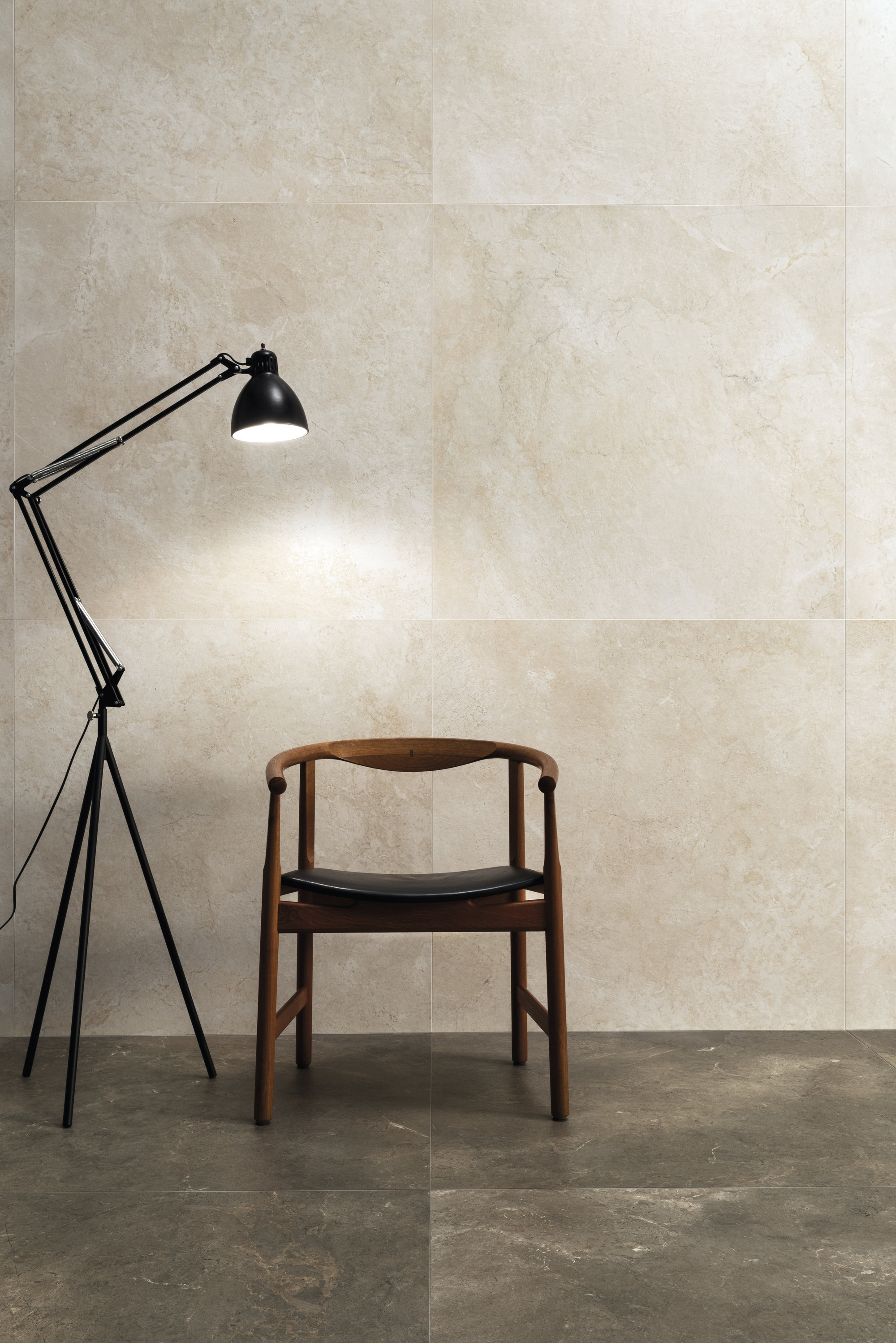 Hochwertige Fliesen: Helle Wandfliesen und dunkle Bodenfliesen in stilvoller Raumgestaltung.