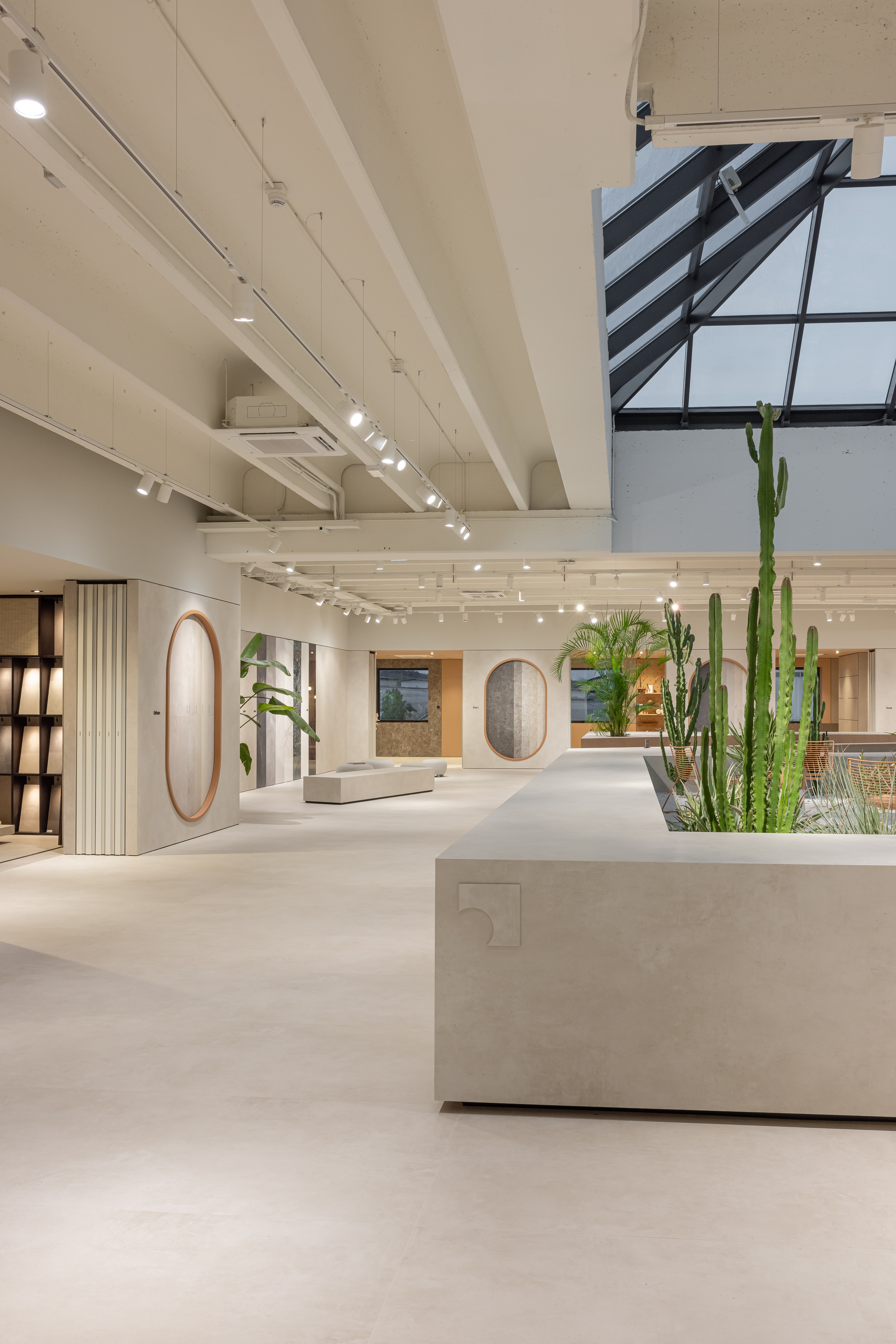 Moderner Fliesen-Showroom mit hellen, großformatigen Bodenfliesen für Innen- & Außenbereiche.