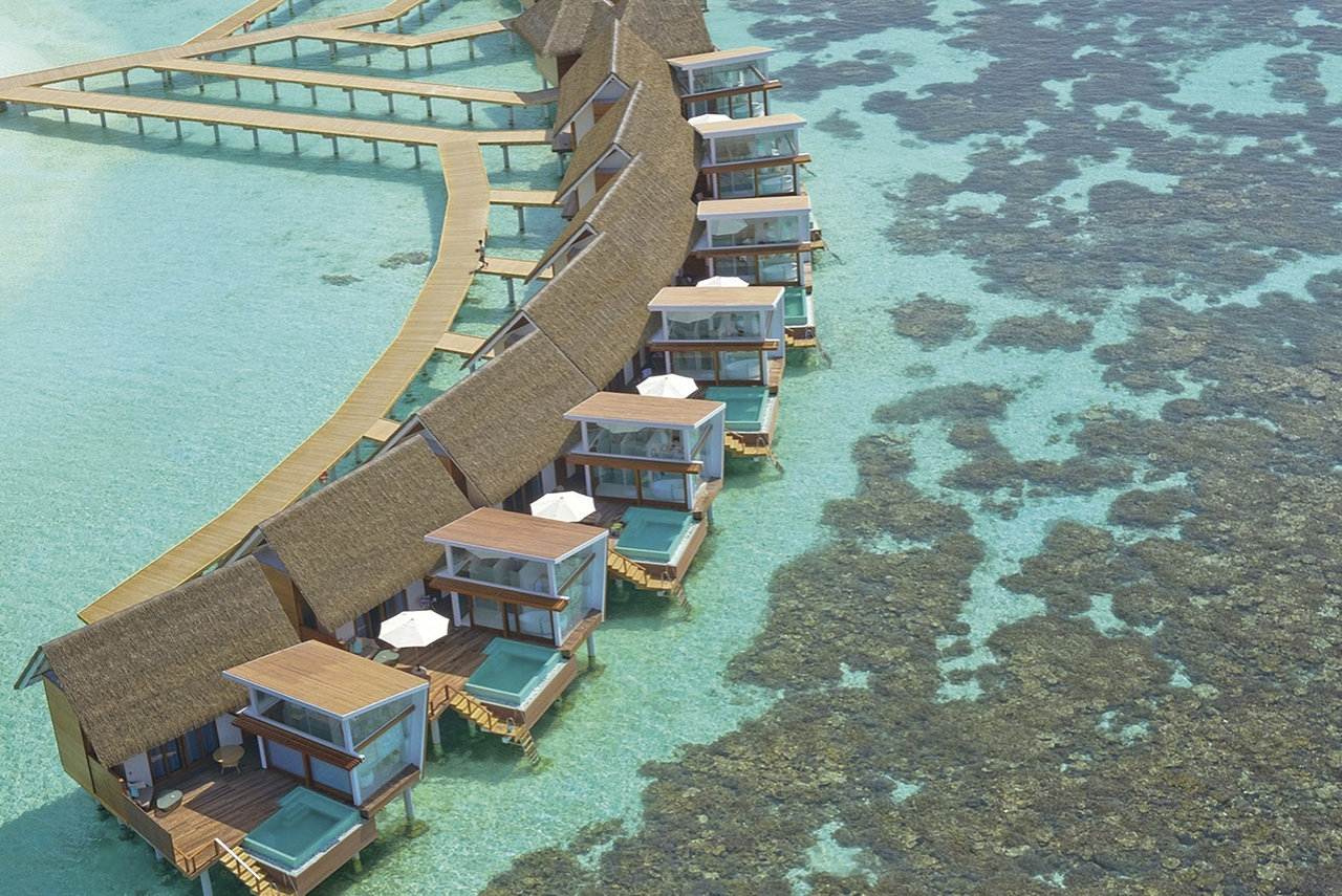 Luftaufnahme eines luxuriösen Überwasser-Resorts, das zu stilvollen Outdoor-Fliesen-Ideen anregt.