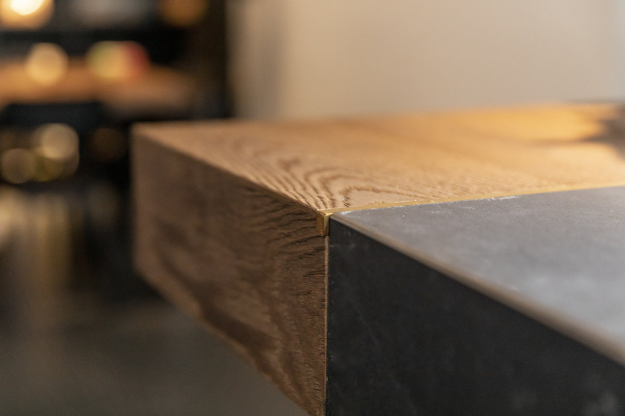Materialmix: Holz und dunkle Betonoptik-Fliese im Detail.