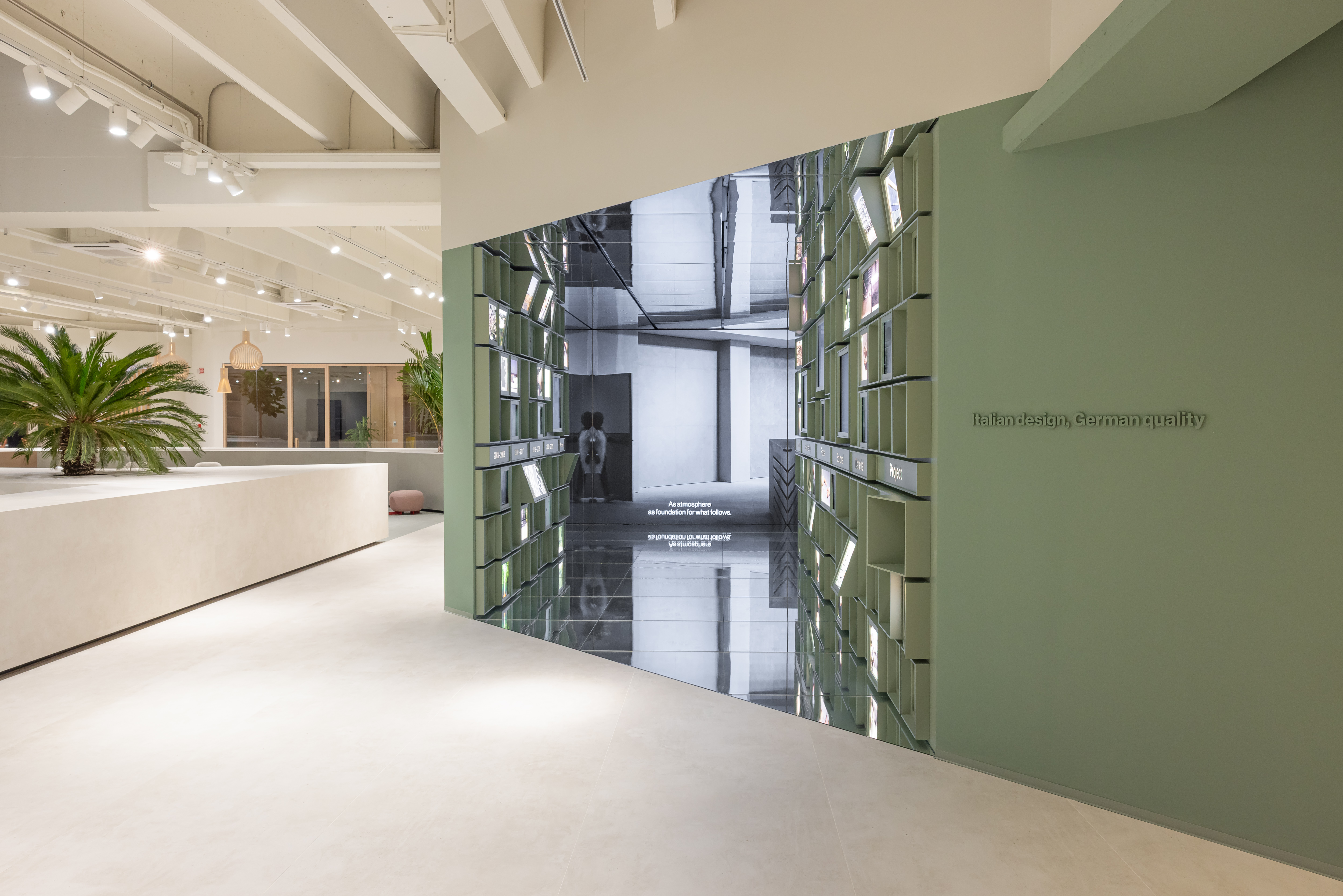 Eleganter Fliesen-Showroom mit hellem Boden und moderner Spiegelinstallation.