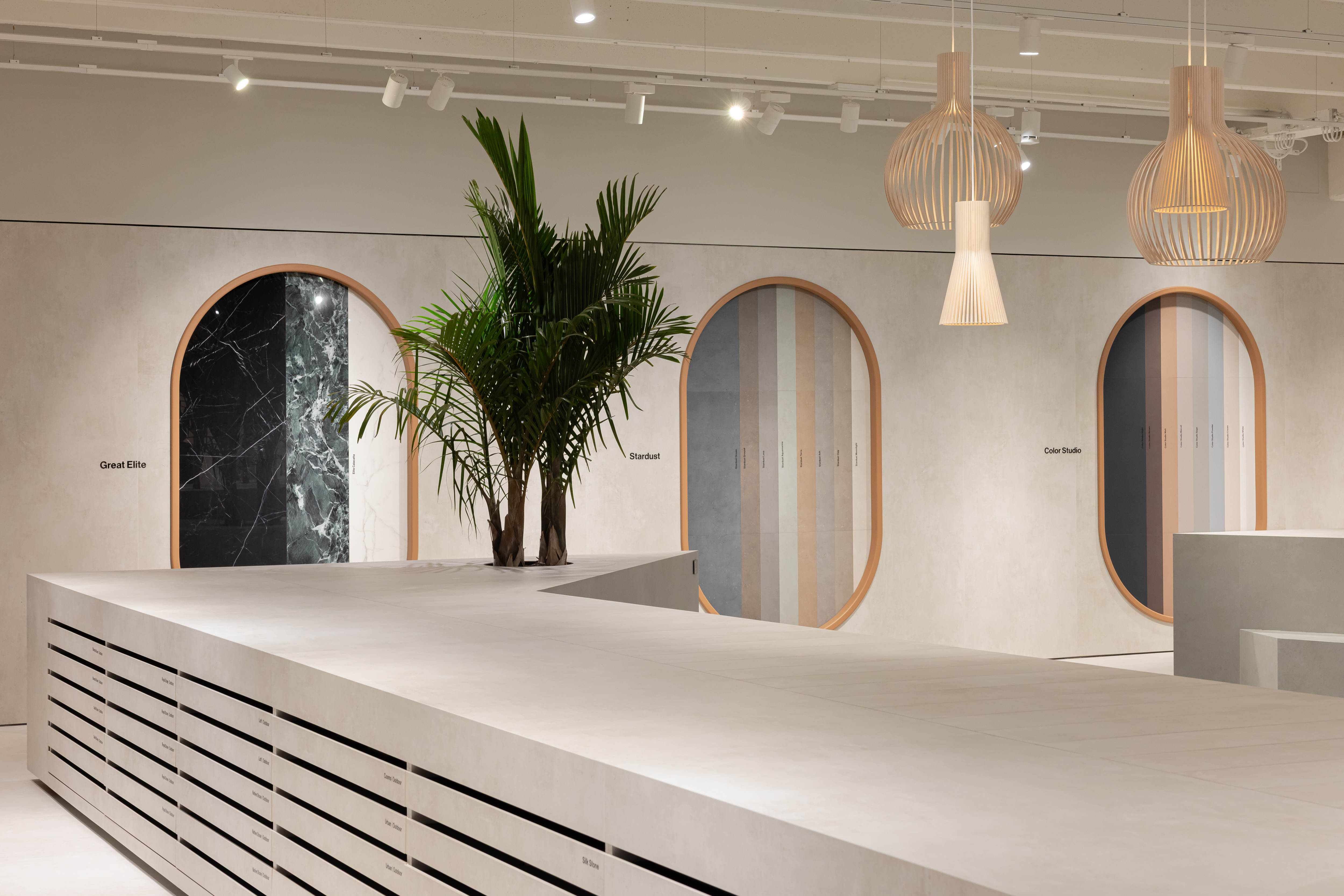 Vielfältige Auswahl hochwertiger Indoor- und Outdoor-Fliesen in moderner Ausstellung.