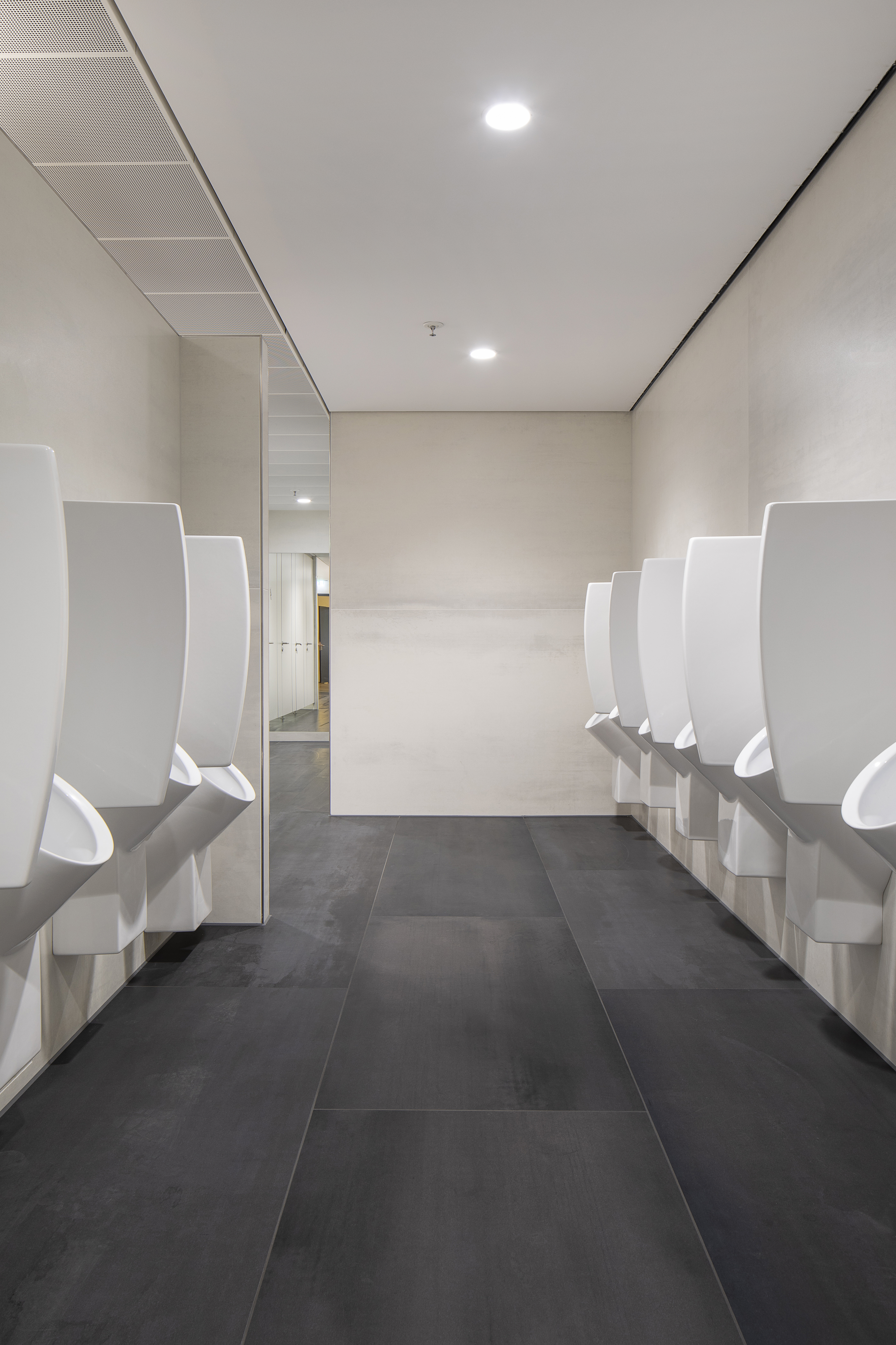 Hochwertige, anthrazitfarbene Fliesen im Sanitärbereich, ideal für stark frequentierte Zonen.