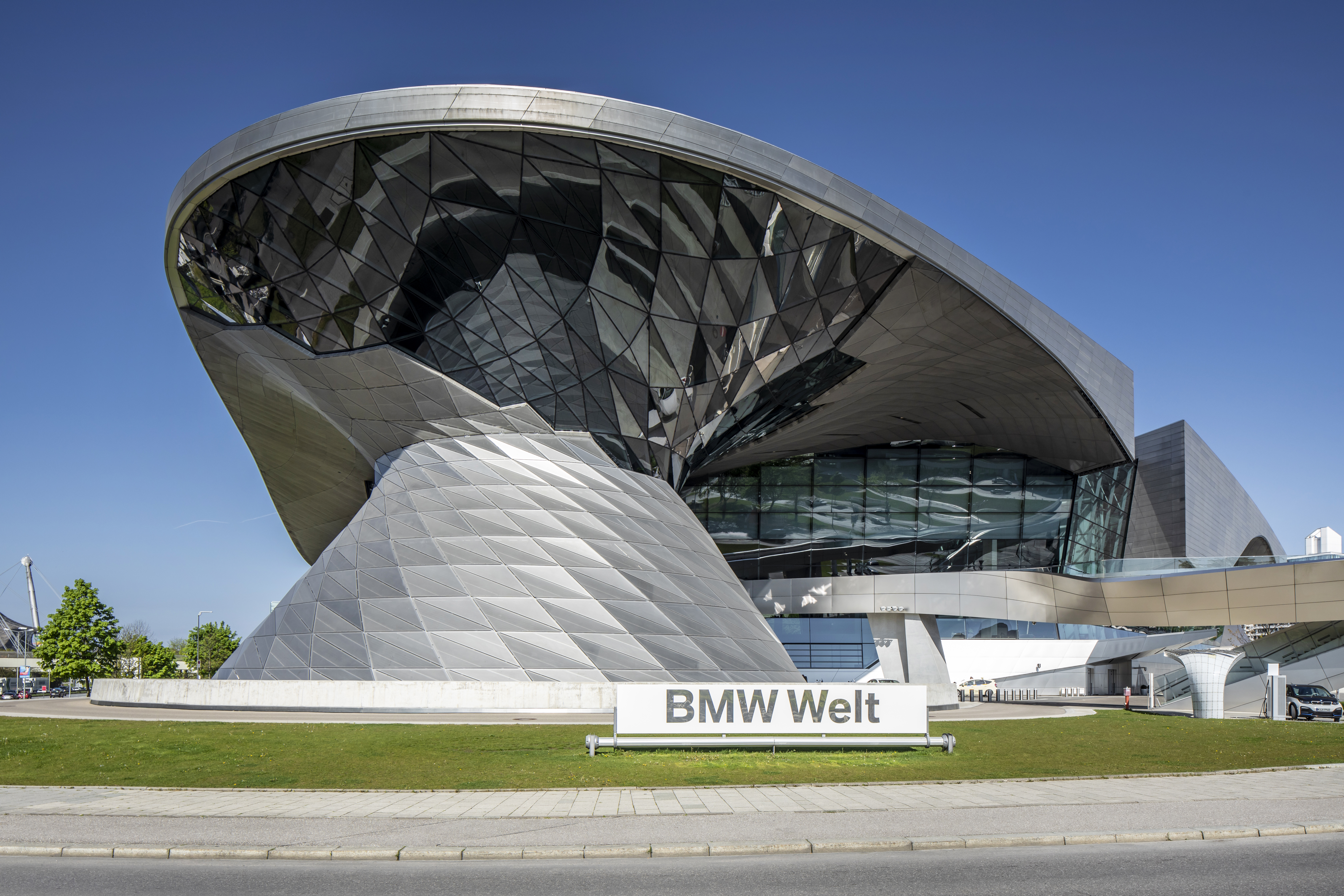 Die moderne Architektur der BMW Welt in München.